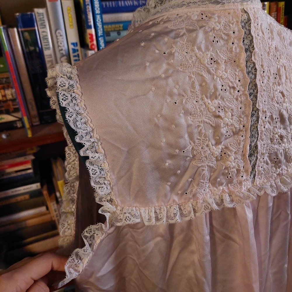 Vintage baby pink long slip with white embroidered and lace details. - Picture 6 of 6